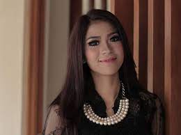 Hoskins is listed under category music elsa pitaloka lagu mp3 permissiom from apk file: Biografi Elsa Pitaloka Tulisan