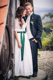 Das dirndl ist bodenlang, das mieder ist dresscode tracht: Hochzeitstrachten Trachtenmode Hiebaum