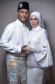 Suami azrinaz iaitu fairos juga merupakan teman lama yang sudah dikenali sejak 20 tahun lalu tetapi kembali menjalin hubungan setahun lalu. Dulu Selesa Sendiri Kini Azrinaz Mazhar Hakim Lebih Bahagia Di Sisi Fairos Khan Nona