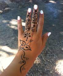 Simple Henna Tattoo On Hand Henna Tattoo Henna Body Art Henna Tattoo Hand