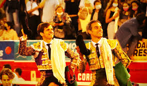 El Juli, que indulta un toro de Ernesto Gutiérrez, y Luis Bolívar, a  hombros en el cierre de Manizales | Toros