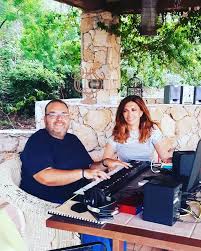 Μιμή ντενίση, αλέξανδρος αντωνόπουλος, γιώργος αρμένης, λευτέρης ελευθερίου, δημήτρης μακαλιάς, κωνσταντίνα μιχαήλ, γιάννης τσιμιτσέλης, κατερίνα γερονικολού. To E3oxiko Spiti Ths Mimhs Ntenish Ston 8eologo Me Olan8isto Khpo Yperoxh 8ea Kai Mia Tirkoyaz Pisina Eikones Zwh Iefimerida Gr