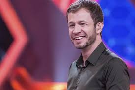 Mensagem do apresentador do bbb para os profissionais que atuam na divulgação do programa em todo o país. Tiago Leifert Ironiza Especulacoes Sobre Nomes De Famosos No Bbb 21