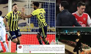 Mesut ozil was officially presented to the world as a fenerbahce player, the club he supported as a boy, on wednesday after having his arsenal contract terminated. Mesut Ozil Will Be Tasked To Restore Old Glories To Fenerbahce If Move From Arsenal Goes Through Daily Mail Online