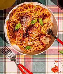 Spaghettis Aux Boulettes De Viandes Et Parmesan Recettes D Ici Recipe Italian Recipes Recipe Master Spaghetti And Meatballs