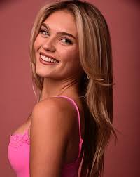 Eve Cohen's Instagram, Twitter & Facebook