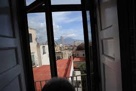 E la sua grafia scorre ricca di sfumature ed effetti, come un linguaggio che si fa mondo, le parole tracciate di suo pugno, conservate e riscoperte e rilette, illuminano l. Leopardi A Napoli 1 2 Viaggio Nei Luoghi Partenopei Del Poeta Di Recanati Nei Palazzi E Nelle Case Dove Ha Vissuto Napoli A Piedi