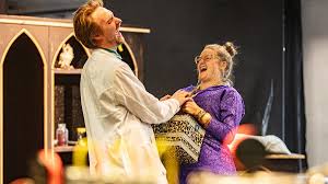 Ein Probenbesuch beim Weihnachtsmärchen "Wunschpunsch" im Bielefelder  Theater