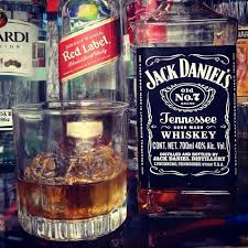 Mr Jack Daniels El Mejor Whiskey En Las Rocas Para Una Tarde De Lluvia Y Platicas Con Amigos En Tu Pr Jack Daniels Whiskey Bottle Distillation Johnnie Walker