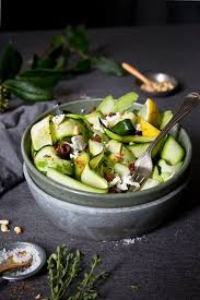 Roher Zucchinisalat Mit Feta Und Oliven Ruck Zuck Fertig Zucchinisalat Zucchini Rezepte