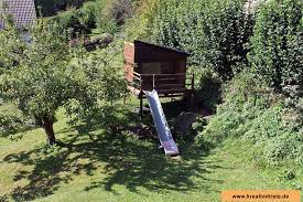 Spielturm, stelzenhaus, stelzenhaus mit rutsche und schaukel. Stelzenhaus