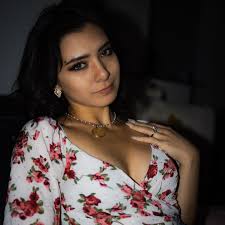 Daisy Pina's Instagram, Twitter & Facebook