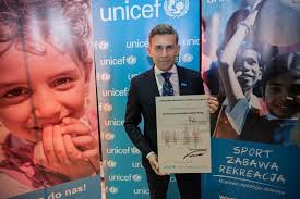 Zadebiutował w 1961 roku w filmie historia żółtej ciżemki, w wieku jedenastu lat. Robert Korzeniowski Unicef Polska Pomagamy Dzieciom