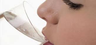 فوائد شرب الماء للبشرة المرسال