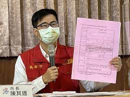 本土疫情升溫，指揮中心在昨天（19 日）宣布，全台各縣市都升級為三級警戒，也就是外出需要全程配戴口罩，各縣市首長也嚴厲表示，現在已經沒有規勸期，現在是執法期，只要違反規定就是開罰，若未戴口罩可以依照《傳染病防治法 》第 70 條開罰 3 千至 1 萬 5 千元，不論是雙北市或高雄市都. X1dj0vojvn1dum