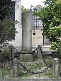 .vainqueur, quatre jeunes sergents (bories, pommier, raoulx et goubin, âgés respectivement de 26, 25, 24 et 20 ans1) ont fondé dans leur unité une vente de carbonari un monument y perpétue leur souvenir (8e division), en bordure de la voie qui porte le nom d'« allée des sergents de la rochelle ». Quatre Sergents De La Rochelle Cimetiere Montparnasse Paris France Broken Column Headstones On Waymarking Com