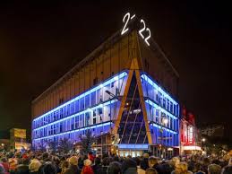 La Vitrine Culturelle By Moment Factory In 2020 Facade Facade Lighting In This Moment