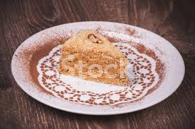 Oggi è uno di quei giorni, quindi iniziamo da capo. Torta Servita Su Piatto Bianco Decorato Con Cacao In Polvere Fotografie Stock Freeimages Com