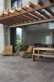 Son de estructura fuerte y protegen el lugar de las lluvias, además de mantener fresco el sitio en el verano. Residencia Df By Pupo Gaspar Arquitetura 12 Homedsgn Diseno De Terraza Techo De Patio Diseno De Patio