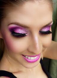 25 Smokey Eye Make Up Um Dich Zu Inspirieren In 2020 Rosa Smokey Eye Make Up Augen Glitzer Fur Augen