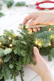 Tannengirlande Mit Lichterkette Selber Binden Weihnachtsdeko Fur Tisch Und Tur Tannengirlande Weihnachten Dekoration Diy Deko Weihnachten Tisch