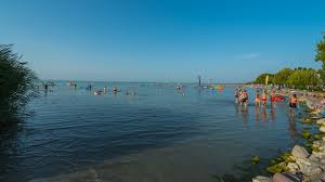 Siófok is a town in somogy county, hungary on the southern bank of lake balaton. Kostenloser Strand Aranypart Siofok Wunderbarerbalaton De