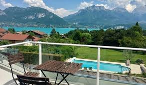 Terrasse Avec Vue A Couper Le Souffle Sur Le Lac D Annecy Sevrier Balcon Montagne Exterior Locati Locations Vacances Location Vacances Annecy Belle Villa
