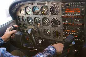 Cessna 172sp cockpit photograph by lamyl hammoudi. Cockpit Flugzeug Flug Instrumentenbrett Cessnas 172 Mit Piloten Redaktionelles Stockfoto Bild Von Flugwesen Lehren 93053678
