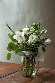 La plastica dei vasi può essere riciclata normalmente come le altre plastiche. Fiori Bianchi In Vaso