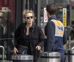 Maybe you would like to learn more about one of these? Bild Exklusiv Jodie Comer Von Killing Eve Zieht Die Maske Und Die Handschuhe Fur Den Zug Nach London Aus Nach Welt