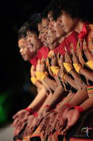 Keunikan tarian adat yang satu ini terletak pada gerakannya yang tidak menggunakan iringan musik, namun hanya berupa suara dari tepukan tangan, dada, dan paha, serta paduan suara dari para penarinya. Lengkap Tari Saman Aceh Sejarah Makna Pola Lantai Kostum Video