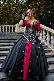 Now the mystical morrigan is back, this time with an incredible cosplay that truly brings this character to life. Morrigan Kleid Dragon Alter Inquisition Cosplay Kostum Hexe Etsy