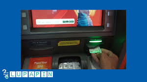 Anda hanya perlu menggesekan kartu atm anda ke bagian khusus yang terdapat di bagian samping mesin. 2 Cara Ganti Pin Atm Bni 2021 Beserta Gambarnya Lupapin