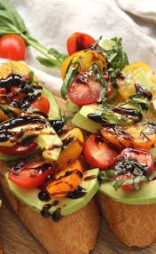 Recette Bruschetta Avocat Tomates Et Reduction De Balsamique En Video Recette Bruschetta Recette Recette Bruschetta