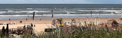 Deshalb eignet sich die niederlande wunderbar für einen holland urlaub am meer und du musst nicht einmal weit reisen. Der Strand Von Zandvoort Ein Beliebter Urlaubsort An Der Nordsee Holland Com