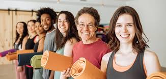 Cette dernière impose un seuil minimal de 24 heures par semaine de temps de salariat à temps. Yoga Et Salaire Combien Gagne Un Professeur De Yoga En 2021