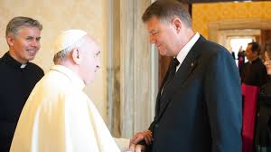 Francisco presidiu a oração do terço na capela integrantes da cúria romana terão de declarar que não são alvos de investigação e estão proibidos de ter contas em paraísos fiscais. Papa Francisc Vine In Romania Unde Va Dormi Èi Ce Va Vizita Suveranul Pontif Klaus Iohannis Il Va InsoÈi In Turneul Din Èara NoastrÄ B1 Ro