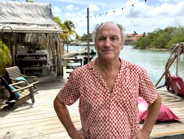 Hoe duur is Bonaire-hotel van Fred Ros B&B Vol Liefde 2026?