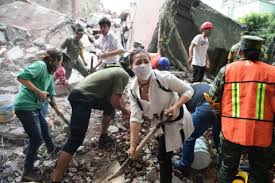 Des habitants de mexico sont secourus après le séisme, le 19 septembre 2017. Seisme Au Mexique Plus De 200 Morts Des Eleves Ensevelis Loop Haiti