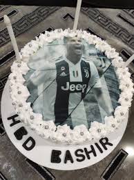 Ronaldo with his cake, decked out in portugal colours. Agent62 On Twitter My Birthday Cristiano Cr7 Ronaldo Cristianoronaldo Juventus