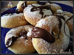 Mescolate 250 gr di zucchero a velo con del succo di arancia, tanto quanto ne serve per ottenere una glassa della giusta consistenza. Ciambelle Al Forno Con Glassa Al Cioccolato