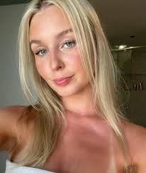 Holly Kelly's Instagram, Twitter & Facebook