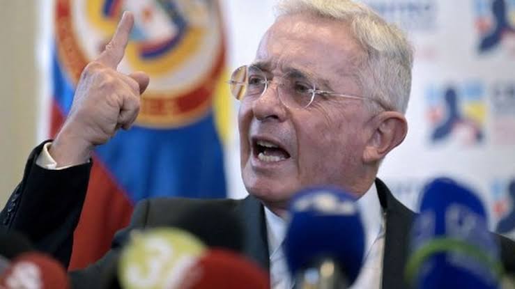 Fiscalía colombiana llama a indagatoria al expresidente Uribe por masacres  de paramilitares - Mundo | Tvn Panamá