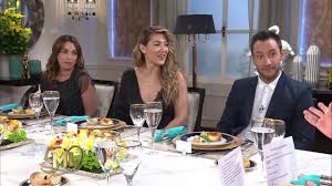 Un 3 de junio de 1968 la actriz sentó a un grupo de invitados alrededor de una mesa de almuerzo para dar comienzo a uno de los programas que mejor supo expresar las posiciones políticas, económicas y conservadoras de una clase que, al día de hoy, la sigue tomando como referente. Mirtha Legrand Inicio El Almuerzo Y Lo Titulo La Mesa De Los Por Fin Youtube