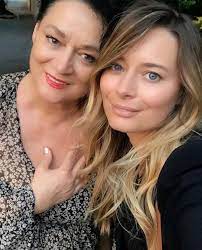 Laura cosoi are două fetițe mici, născute la distanță de doi ani, pe care le crește alături de soțul ei. Laura Cosoi È™i Mama Ei Ligia Delia Cosoi Avantaje Ro De 20 De Ani Pretuieste Femei Ca Tine