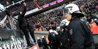 Am samstag tritt der 1. 1 Fc Koln Fahnenklau In Der Halbzeit Gegen Borussia Monchengladbach Mz De