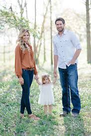 Adorable Family Portraits In The Park On To Baby Family Portrait Outfits Family Picture Outfits Family Photo Outfits