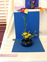 Miniature Flower Show Luray Garden Club Note Staging Cloth Flows From Upper Shelf To Lower Small Flower Arrangements Flower Show Flower Arragement