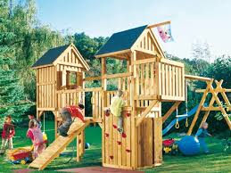 Kompakte spieltürme oder große klettergerüste für den garten? Klettergerust Im Garten Eine Fantastische Spielecke Fur Die Kinder Selber Gestalten Spielturm Garten Spielturm Selber Bauen Klettergerust