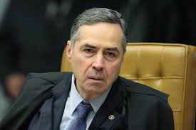 Isso porque o voto, uma vez impresso, pode sofrer fraudes com facilidade muito maior do que o voto eletr ô nico, vistos os casos documentados de fraudes em c é dulas de papel antes da adoção do processo eletr ô nico de vota çã o. Com Voto Impresso Tse Vai Ter Que Transportar 150 Milhoes De Cedulas No Pais Do Roubo De Carga Diz Barroso Infomoney